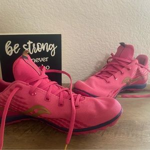 Saucony Women’s Havok XC 3 spike Cross Country running shoes. (Size 8.5)